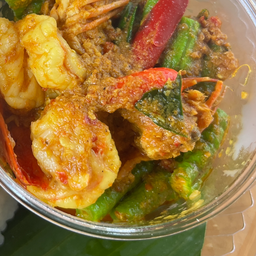 ผัดเผ็ดกุ้งกับถั่วฝักยาวราดข้าว