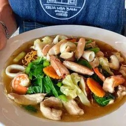 ราดหน้าหมี่กรอบจักรพรรดิ์โรยเนื้อปู