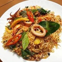 มาม่าผัดขี้เมาทะเล