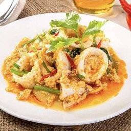 ปลาหมึกผัดผงกระหรี่ราดข้าว