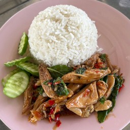 กระเพราไก่ต้มราดข้าว