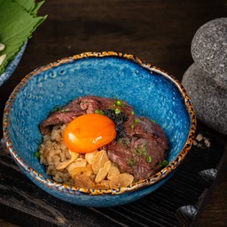 ข้าวผัดกระเทียมเนื้อวากิวย่างทรัฟเฟิลไข่ดอง