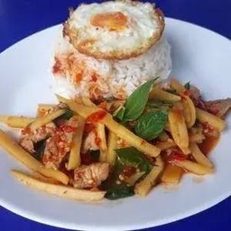 ข้าวราดผัดพริกแกวไก่หนอไม้