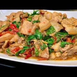 กระเพราหมูสามชั้น