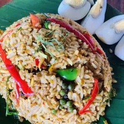 ข้าวผัดคั่วกลิ้งหมูสับ+ไข่ต้ม