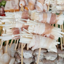 หมูพันเห็ดเข็ม