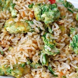 ข้าวผัดน้ำพริกกะปิใส่ไข่ชะอมทอด