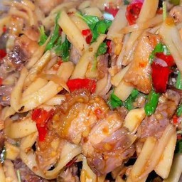 กะเพราหน่อไม้ดองหมูกรอบราดข้าว