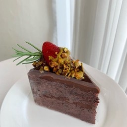 Pistachio chocolate cake