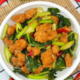 หนังไก่กรอบผัดคะน้ากับข้าว