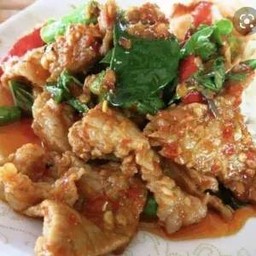 ผัดเผ็ดหมูหรือไก่ใส่มะเจือเปราะราดข้าว