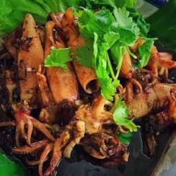 หมึกผัดน้ำดำ (ต้องหมึกติดอวนเท่านั้นรับประกันความสด)
