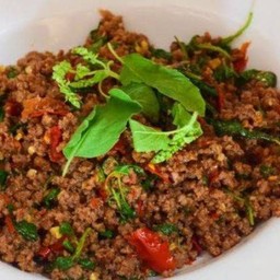 ผัดกระเพราเนื้อสับราดข้าว