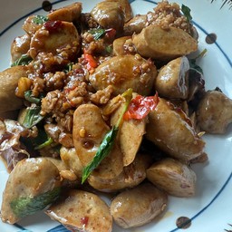 ข้าวกระเพราลูกชิ้นหมู