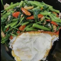 ผัดผักบุ้งไฟแดงหมูสับราดช้าว