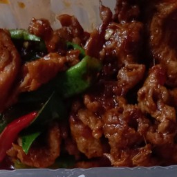 ผัดพริกแกงหมูราดข้าว