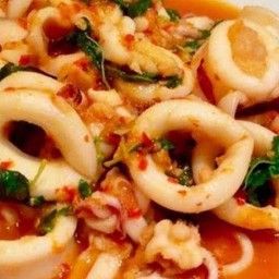 ผัดกระเพราปลาหมึกราดข้าว