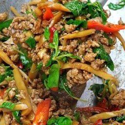 ผัดหน่อไม้ ใส่ใบกะเพรา ราดข้าวหอมมะลิ