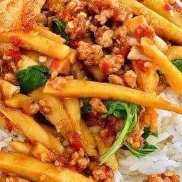 ข้าวราดกระเพาหน่อไม้หมูสับ