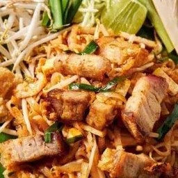 ผัดไทยหมูกรอบ