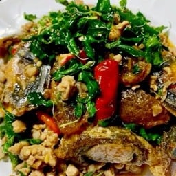 ไข่เยี่ยวม้ากระเพรากรอบ