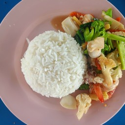 ผัดผักรวมราดข้าว