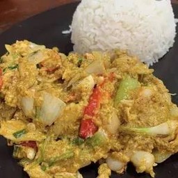 ข้าวราดเนื้อปูผัดผงกะหรี่