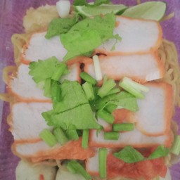 บะหมี่แห้งลูกชิ้นหมูแดง