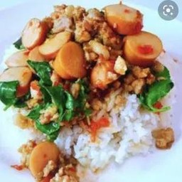 กะเพราไส้กรอก+หมูสับราดข้าว