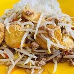 ผัดถั่วงอดเต้าหมูสับราดข้าว