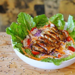 สลัดผักรวมสะโพกไก่ย่าง