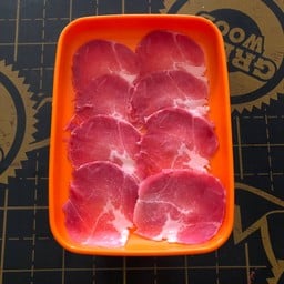 สุกี้แห้งสันคอสไลด์น้ำจิ้มงา