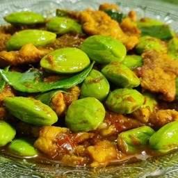 ผัดพริกแกงหมูสะตอ