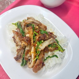 ข้าวกะเพราหมูทอดสูตรอาม่า