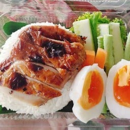 ข้าวสวยไก่ย่างไข่ต้มเป็ดผักสด
