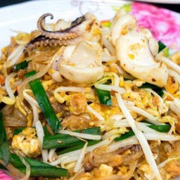 ผัดไทปลาหมึก