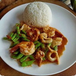 ข้าวผัดพริกแกงทะเล