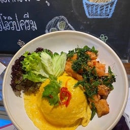 ข้าวไข่ข้นแซลม่อนทอดซอสกะเพรา