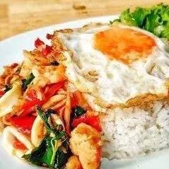 ผัดฉ่าทะเลราดข้าว