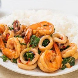 ผัดกระเพราทะเลราดข้าว