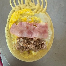 โตเกียวหมูสับไข่นกกระทาเบคอน