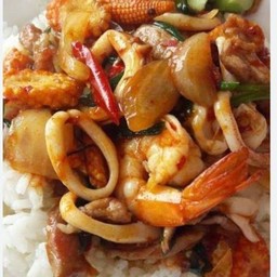 ข้าวผัดพริกรวมมิตร