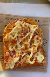 ปังชีสฉ่ำหน้าไส้กรอกปูอัดแฮม