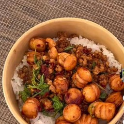 กระเพราหมูสับไส้กรอกราดข้าว