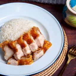 ข้าวหน้าหมูกรอบน้ำจิ้มรสเด็ด