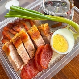 ข้าวหมูแดงหมูกรอบกุนเชียง