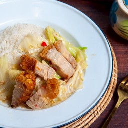 กะหล่ำปลีผัดหมูกรอบ