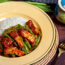 หมูกรอบผัดพริกแกง