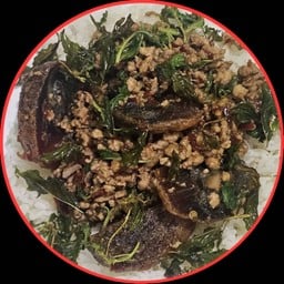 ข้าวกะเพราหมูสับไข่เยี่ยวม้า