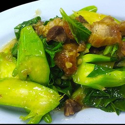 คะน้าหมูกรอบ